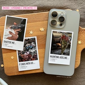 Pu&ograve; includere: Tre mini stampe per telefono con titoli di film. Le stampe sono bianche con testo nero e una piccola immagine. I titoli sono "Shatter Me", "It Ends With Us" e "Haunting Adeline".