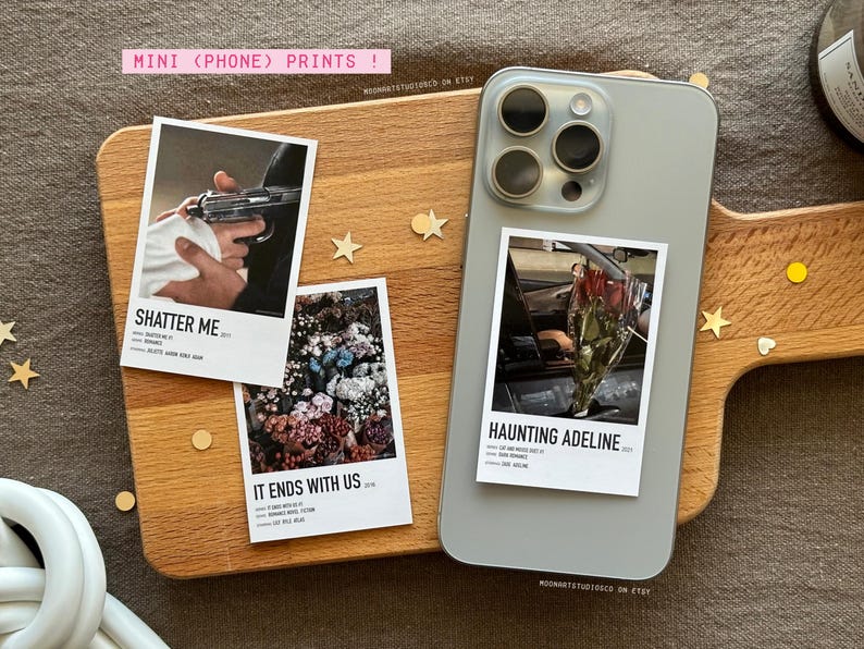 Pu&ograve; includere: Tre mini stampe per telefono con titoli di film. Le stampe sono bianche con testo nero e una piccola immagine. I titoli sono "Shatter Me", "It Ends With Us" e "Haunting Adeline".