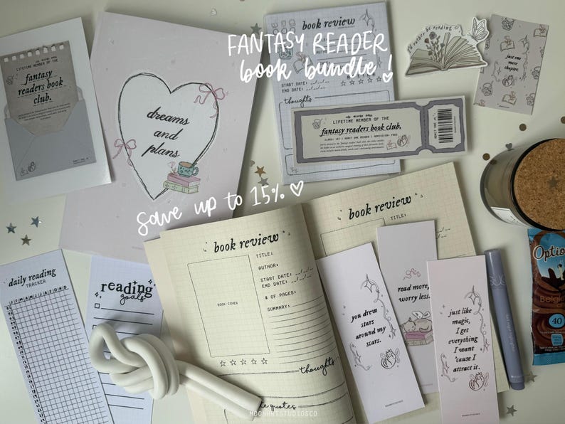 Op de afbeelding: Een set printbare fantasy-lezers boekclub-prints in een roze en witte kleurstelling. De prints omvatten een boekrecensie sjabloon, een dagelijkse leestracker, een leescoel tracker en een bladwijzer met de tekst "Lees meer, maak je minder zorgen".