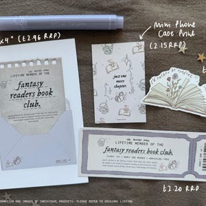 Op de afbeelding: Een set met printbare digitale downloads voor fantasy-boekliefhebbers. De set bevat een printbare afbeelding van 15,24 x 10,16 cm, een print voor een mini-telefoonhoesje, een sticker en een bladwijzer. De ontwerpen tonen een boek met bloemen, een boek met de tekst "nog maar &eacute;&eacute;n hoofdstuk" en een boek met de tekst "Ik zou liever lezen".