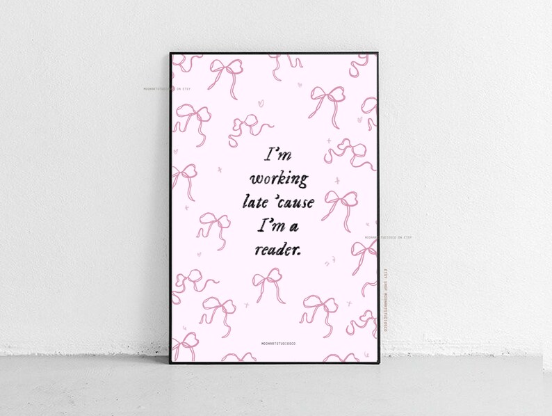 Op de afbeelding: Een roze en witte printbare poster met een quote die luidt "Ik werk laat omdat ik een lezer ben." De achtergrond is gevuld met een patroon van roze strikken.