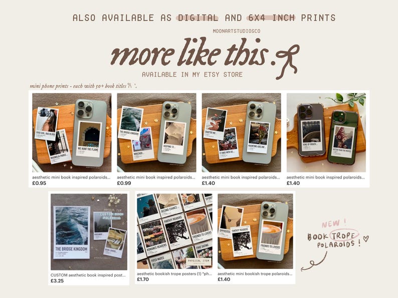 Może przedstawiać: Kolaż sześciu obraz&oacute;w prezentujących estetyczne mini-polaroidy inspirowane książkami i plakaty z motywami literackimi. Obrazy przedstawiają r&oacute;żne okładki książek i tytuły, w tym "The Bridge Kingdom" i "Second Chances". Polaroidy są wydrukowane na białym tle z czarną ramką. Plakaty są wydrukowane na białym tle z czarną ramką i białym nakładaniem tekstu. Obrazy są ułożone w siatkę. Tekst "more like this" jest napisany brązowym kursywą u g&oacute;ry kolażu. Tekst "AVAILABLE IN MY ETSY STORE" jest napisany czarnym kolorem pod kursywą. Tekst "mini phone prints - each with so + book titles" jest napisany czarnym kolorem pod tekstem sklepu.