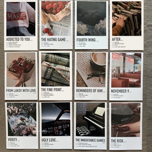 Pu&ograve; includere: Un collage di copertine di libri con titoli e autori. Le copertine presentano una variet&agrave; di immagini, tra cui fragole, denaro, un pianoforte e una tazza di caff&egrave;. I titoli includono "Addicted to You", "The Hating Game", "Fourth Wing", "After", "From Lukov with Love", "The Fine Print", "Reminders of Him", "November 9", "Verity", "Ugly Love", "The Inheritance Games" e "The Risk".