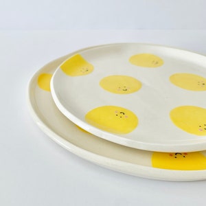 Smiley Ceramic Handmade Plate Assiette à dîner en céramique peinte de style unique Décoration esthétique Cuisine pastel Cadeau danniversaire image 3