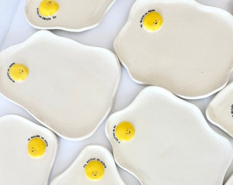 Piatto di uova fritte Te Quiero un Huevo - Piatto in ceramica fatto a mano Sunny side up - Piatto da colazione Piatto in ceramica dipinto a mano - Piatto carino fatto a mano