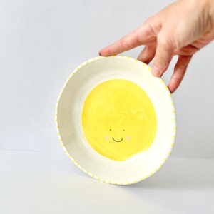 Smiley Ceramic Handmade Plate Assiette à dîner en céramique peinte de style unique Décoration esthétique Cuisine pastel Cadeau danniversaire Smiley Yellow 20cm