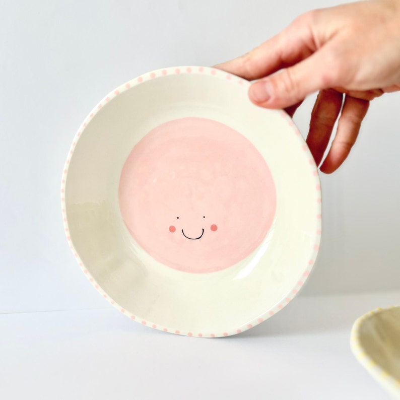 Smiley Ceramic Handmade Plate Assiette à dîner en céramique peinte de style unique Décoration esthétique Cuisine pastel Cadeau danniversaire Smiley Pink 20cm