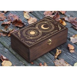 Gepersonaliseerde zon- en maandoos, kristalopslag, slangenhekscadeau, magische edelstenen organisatordoos, tarotkaartdoos, gegraveerde houten doos, esoterische cadeau