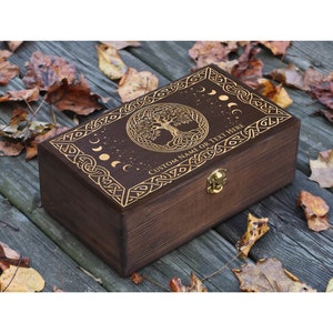 Boîte personnalisée arbre de vie gravé, rangement en cristal, boîte de pierres précieuses magiques, boîte en bois gravé, oeuvre d'art phases de lune, boîte à bijoux, lune céleste
