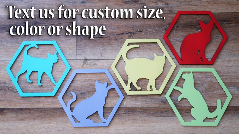 Pode incluir: Cinco recortes de gatos de madeira hexagonais em diferentes cores. As cores s&atilde;o turquesa, lavanda, amarelo, verde e vermelho. O texto "Text us for custom size, color or shape" est&aacute; na parte superior da imagem.