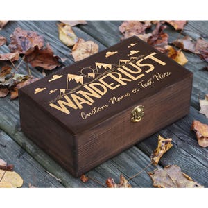 Wanderlust, Caja de Aventuras Personalizada y Grabada, Regalo para Campistas, Regalo para Aventureros, Caja de Colección o Almacenamiento, Caja de Recuerdos de Madera, Caja de Recuerdos