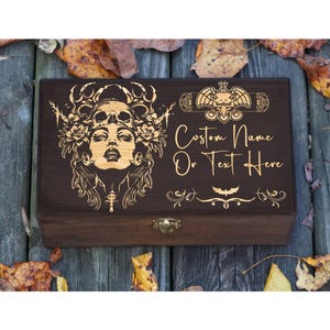 Caja de vampiro personalizada, arte de gárgola, caja de calavera, almacenamiento de cristales, regalo de bruja, organizador de gemas, caja de tarot, caja de madera grabada, regalo esotérico