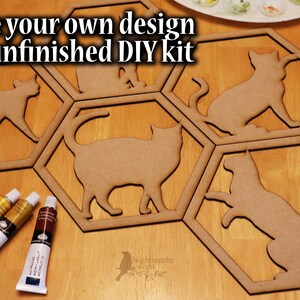 Pode incluir: Kit de bricolage em madeira inacabado com seis formas de gato hexagonais, prontas para serem pintadas. O kit inclui tr&ecirc;s tubos de tinta acr&iacute;lica, quatro pinc&eacute;is e um conjunto de tintas.