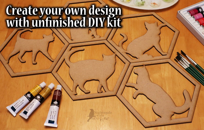 Pode incluir: Kit de bricolage em madeira inacabado com seis formas de gato hexagonais, prontas para serem pintadas. O kit inclui tr&ecirc;s tubos de tinta acr&iacute;lica, quatro pinc&eacute;is e um conjunto de tintas.
