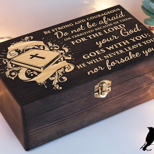 Caja con cita bíblica grabada personalizada, Deuteronomio 31:6, regalo cristiano, caja de madera para recuerdos, caja de madera, caja de recuerdo, regalo de Navidad