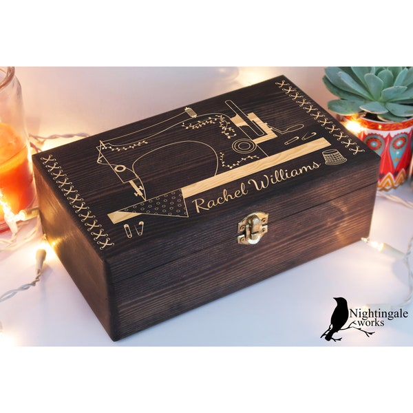 Personalisierte gravierte Nähmaschine Box, benutzerdefinierte Näherin Geschenk, Nähgeschenke, Nähaufbewahrung, Holzgedächtnisbox, Holzkiste, Erinnerungsbox