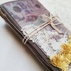 Mini libretto d'arte fatto a mano con carte e tessuti recuperati