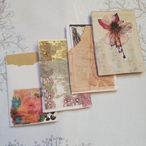Mini libretto d'arte fatto a mano con carte e tessuti recuperati