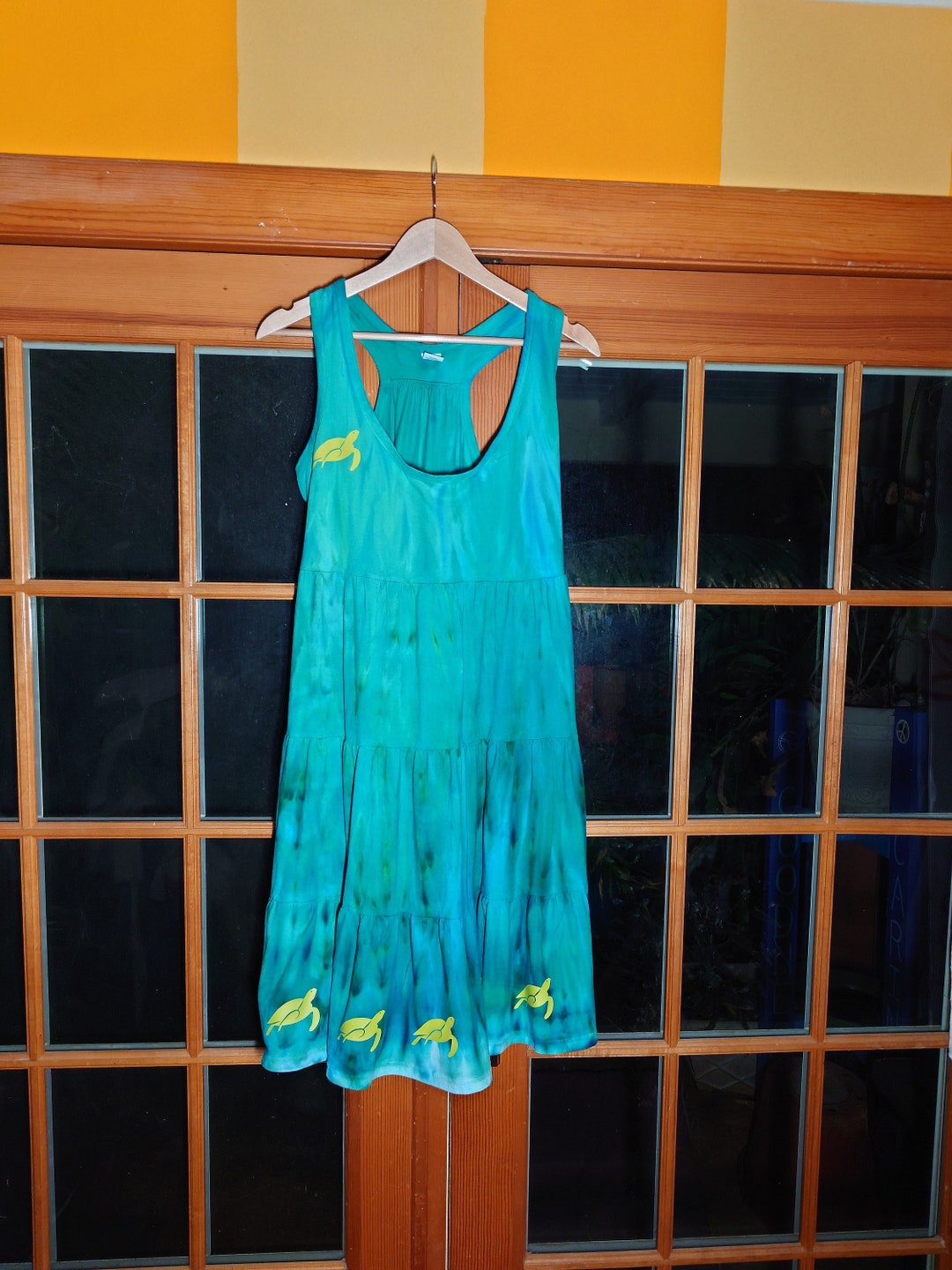 Medium little green sea turtle dress garment measurements bust 35 in waist 42 in back neck to hem 35.5 all cotton emerald green/chartreuse Medium little green sea turtle dress garment measurements bust 35 in waist 42 in back neck to hem 35.5 all cotton emerald green/chartreuse
