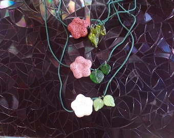 Colliers de fleurs en pierre de lave
