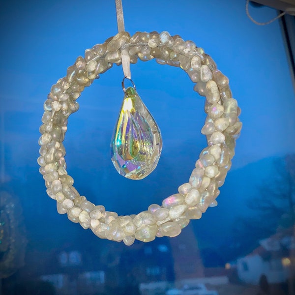 Rainbow Moonstone Sun Catcher Ring / captura de sol de piedra preciosa que crea reflejos de arco iris / cuelga en la ventana de la pared o el jardín / regalo perfecto
