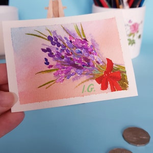Pequena pintura floral em aquarela LAVENDER BOUQUET pequena arte de parede, cartão original ACEO 3,5 x 2,5 polegadas Mini arte de casa de bonecas por Ira Gorky