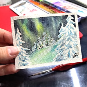 Pintura em aquarela de céu noturno minúsculo AURORA BOREALIS arte, cartão original ACEO 3,5" x 2,5" Mini arte de casa de bonecas, arte do céu do norte por Ira Gorky