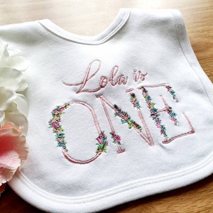 Personalised 1st birthday bib, Embroidered Baby Bib, Floral Letter bib, Cake smash zdjęcie 2