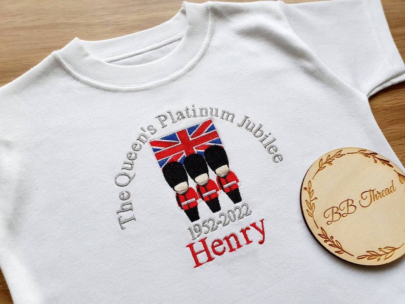 Personalised The Queen’s Platinum Jubilee T-Shirts, Embroidered Platinum Jubilee bodysuit, Boys Girls Platinum Jubilee outfit 