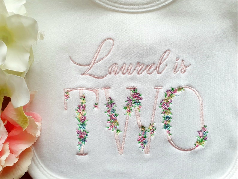 Personalised 1st birthday bib, Embroidered Baby Bib, Floral Letter bib, Cake smash zdjęcie 5