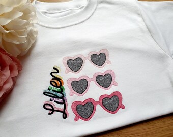 Gepersonaliseerde hartzonnebril kindertop | Valentijnsdag-outfit voor baby's en kinderen | Gepersonaliseerde naamkleding | Leuke kinderoutfit voor de feestdagen