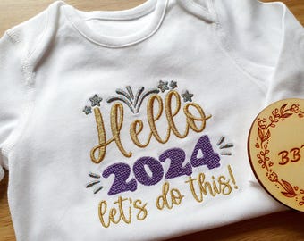 Rompertje voor nieuwjaarsbaby | Hallo 2026-baby-outfit | Geborduurd nieuwjaarsslabbetje | T-shirt of sweater voor babyjongens | Aandenken