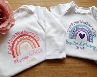 Onze eerste Moederdag-outfit – gepersonaliseerde babyromper – Moederdagcadeau van baby – gepersonaliseerd geborduurd regenbooghemdje