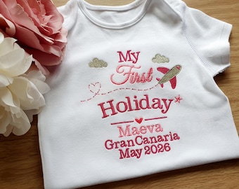 Gepersonaliseerde My First Holiday-babyromper, aangepaste babyvakantie-outfit, geborduurde baby Grow, top eerste familievakantie