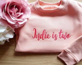Gepersonaliseerde verjaardagssweater | Aangepaste geborduurde naam en leeftijd | Eenvoudige verjaardagsoutfit voor baby en peuter | Topje 1e 2e 3e verjaardag