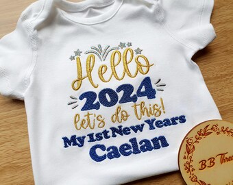 Gepersonaliseerde romper voor baby 1e jaar | Hallo 2026-baby-outfit | Geborduurd nieuwjaarsslabbetje | T-shirt of sweater voor babyjongens | Aandenken