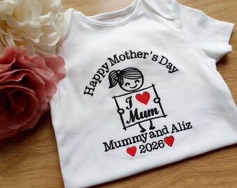 Gepersonaliseerde Moederdag-romper | Ik hou van mama-geborduurd cadeau | T-shirt, sweater of slabbetje voor baby's op maat