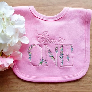 Personalised 1st birthday bib, Embroidered Baby Bib, Floral Letter bib, Cake smash zdjęcie 6