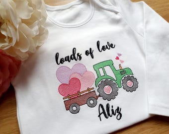Gepersonaliseerde eerste valentijnsoutfit | Loads of Love Tractor-babyshirt | Babykleding voor Valentijnsdag | Valentijnsoutfit boerderij