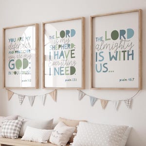 Conjunto de 3 impressões de versículos bíblicos, arte de parede cristã, impressões para berçário de meninos, decoração de quarto de meninos, decoração de berçário, impressões das escrituras, azul e verde-sálvia