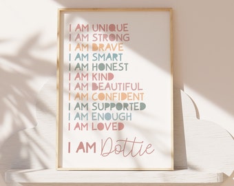 Puede incluir: Una impresión enmarcada con fondo blanco y una lista de afirmaciones positivas en texto de colores. El texto dice "Soy única, soy fuerte, soy valiente, soy inteligente, soy honesta, soy amable, soy hermosa, soy segura de mí misma, soy apoyada, soy suficiente, soy amada." El nombre "Dottie" está escrito en cursiva en la parte inferior de la impresión.