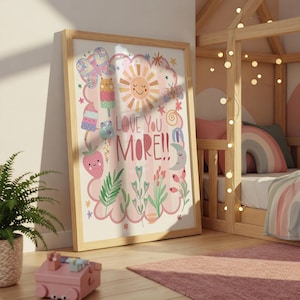 Może przedstawiać: Oprawiony wydruk artystyczny z jasną drewnianą ramą. Grafika przedstawia r&oacute;żowe tło z ilustracjami uśmiechniętego słońca, motyli, lod&oacute;w, truskawek i tekstu "LOVE YOU MORE!!".