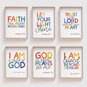 Könnte beinhalten: Sechs rechteckige Wandbilder in hellen Holzrahmen mit farbenfroher Typografie auf weißem Hintergrund. Die Drucke zeigen religiöse Zitate wie Faith Can Move Mountains, Let Your Light Shine und Trust in the Lord.