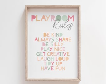 Può includere: Una stampa incorniciata con il testo "PLAYROOM Rules" in lettere colorate. Le regole sono: Sii gentile, condividi sempre, sii sciocco, gioca bene, sii creativo, ridi forte, riordina, divertiti.