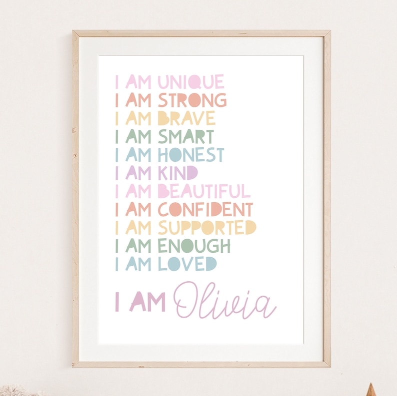Puede incluir: Una impresi&oacute;n enmarcada con fondo blanco y texto colorido que dice "Soy &uacute;nica, soy fuerte, soy valiente, soy inteligente, soy honesta, soy amable, soy hermosa, soy segura de m&iacute; misma, soy apoyada, soy suficiente, soy amada, soy Olivia".