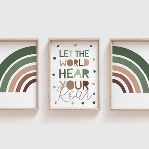 Pode incluir: Três impressões emolduradas com um design de arco-íris verde e marrom. A impressão do meio tem o texto "Let the world hear your roar" em uma fonte colorida.