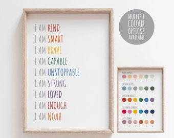 Könnte beinhalten: Ein gerahmter Druck mit dem Text "Ich bin freundlich, ich bin klug, ich bin mutig, ich bin fähig, ich bin unaufhaltsam, ich bin stark, ich bin geliebt, ich bin genug, ich bin Noah" in Regenbogenfarben. Der Druck ist von einem hellen Holzrahmen umgeben. Ein kleinerer gerahmter Druck zeigt eine Farbpalette mit verschiedenen Farboptionen für den Druck.