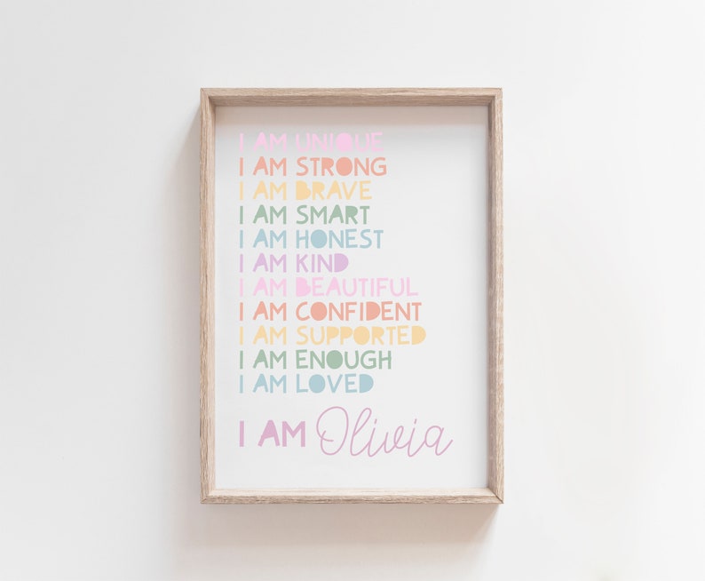 Puede incluir: Una impresi&oacute;n enmarcada con fondo blanco y texto colorido que dice "Soy &uacute;nica, soy fuerte, soy valiente, soy inteligente, soy honesta, soy amable, soy hermosa, soy segura de m&iacute; misma, soy apoyada, soy suficiente, soy amada, soy Olivia".