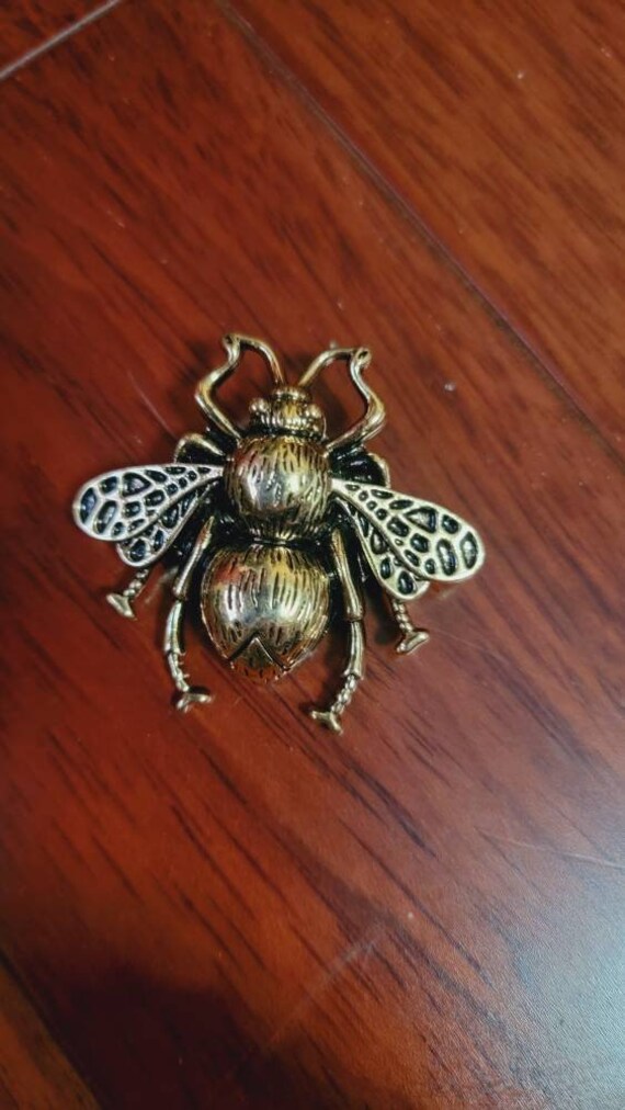 Unique  brooch  bee
