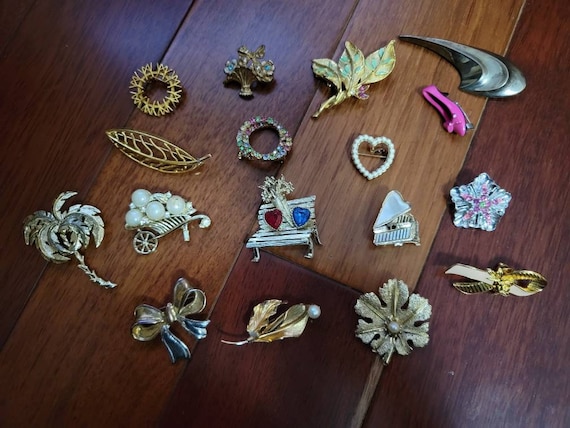 Collectible Brooches 18 pieces